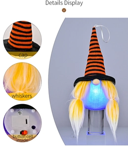 Λεπτομέρεια macro από ξωτικό Halloween με ριγέ καπέλο και διακόπτη μπαταρίας στη βάση
