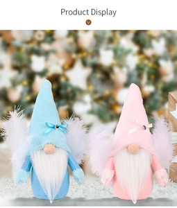 Detalle de gnomos navideños azules y rosas con alas de plumas y gorros de lentejuelas