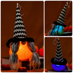 Λεπτομέρεια από φωτιζόμενο νάνο Halloween με πλεξούδες και σώμα με πολύχρωμα φώτα LED