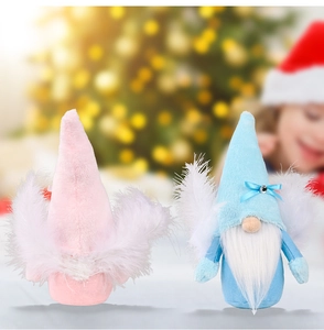 Detalle de gnomos navideños con sombreros de plumas de colores y barbas blancas suaves