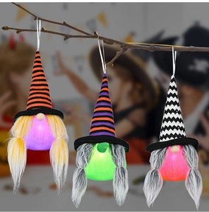Λεπτομέρεια από τρία φωτιζόμενα ξωτικά Halloween με μακριές πλεξούδες και LED