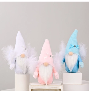 Detalle de gnomos navideños de felpa con alas de plumas y lazos de lentejuelas en gorros