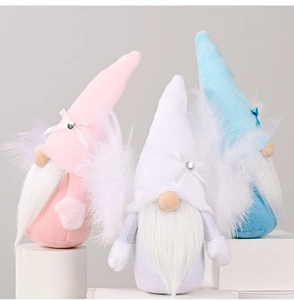 Detalle de tres gnomos navideños en colores pastel con plumas y barbas blancas suaves