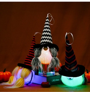 Φωτιζόμενοι νάνοι για το Halloween με πλεκτούς σκούφους και πλεξούδες σε σκηνικό