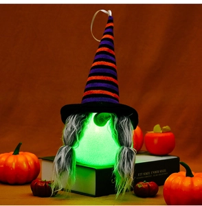 Λεπτομέρεια από φωτιζόμενο νάνο Halloween με πράσινο LED φως και ριγέ καπέλο μάγου