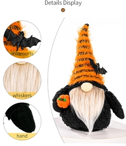 Details van de Halloween-kabouter met vleermuishoed, baard en hand die een pompoen vasthoudt