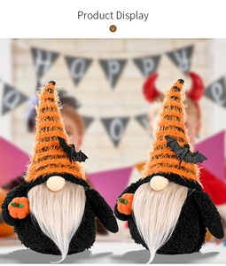 Macro-detail van Halloween-kabouters met vleermuishoeden en pompoenen in feestelijk decor