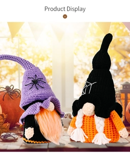 Πλεκτοί καλικάντζαροι Halloween με αράχνες σε φθινοπωρινό περβάζι με διακόσμηση