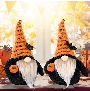 Detail van Halloween kabouter pluche met oranje vleermuismuts en een kleine pompoen