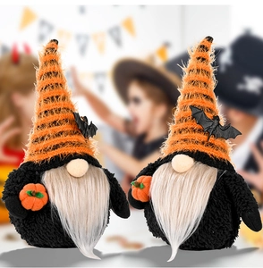 Detail van Halloween-gnomen met gestreepte vleermuishoeden en mini-pompoenen