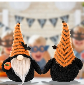 Detail van Halloween-kabouters met vleermuishoeden en pompoenen voor tafeldecoratie