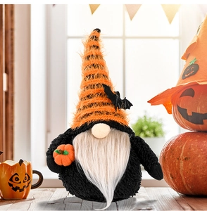 Halloween kabouter met vleermuishoed en pompoen op een gezellige houten tafel