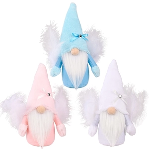 Tres gnomos navideños de peluche coloridos con alas de plumas y lazos brillantes