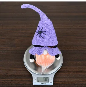 Πλεκτός νάνος Halloween με πορτοκαλί γενειάδα σε ψηφιακή ζυγαριά που ζυγίζει 138,5 γραμμάρια