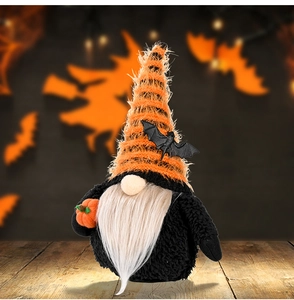 Detail van Halloween-gnome met vleermuishoed, witte baard en een kleine oranje pompoen