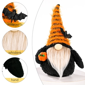 Halloween kabouter pluche met vleermuishoed en pompoendecoratie witte basis