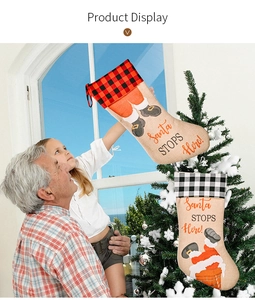 Scena familiare accogliente con calze di Natale in juta scozzese e motivi di Babbo Natale
