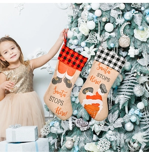 Dettagli delle calze di Natale a quadretti con stampa Babbo Natale e asola per appendere
