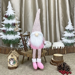 Rosa gestrickter Weihnachtszwerg mit langen hängenden Beinen und weißem Bart Plüschpuppe
