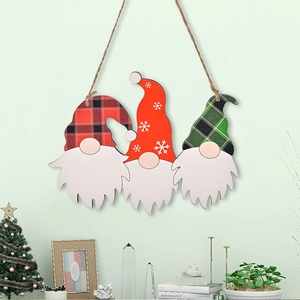 Dettaglio di un gancio porta in legno con tre gnomi natalizi festosi stile Rudolph