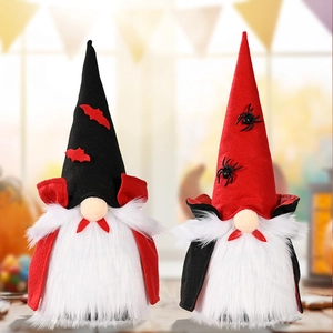Detail von Plüsch Halloween Vampir Gnomen mit langen weißen Bärten und Umhängen