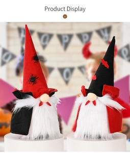 Detail von Plüsch-Vampir-Gnome mit Spinne und Fledermaushüten für Halloween-Dekoration