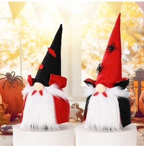 Detail von Halloween Vampir-Gnomen mit Fledermaus- und Spinne-Deko auf weißem Sockel