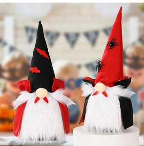 Detail von Halloween-Plüschgnomen mit Fledermaus- und Spinnenmustern auf Hüten