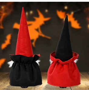 Nahaufnahme von Halloween-Vampir-Gnomen mit rot-schwarzen Filzhüten und weißem Kunstbart