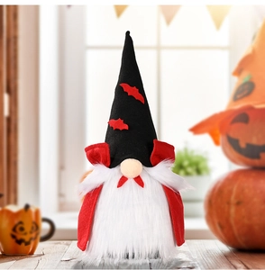 Detail eines Halloween Vampir Gnoms mit schwarzem Hut und Fledermaus auf Holztisch