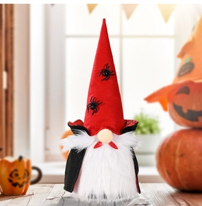 Halloween-Zwerg-Plüsch mit rotem Spinnenhut und schwarzem Umhang auf einer Fensterbank