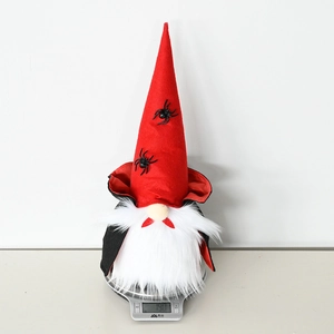 Detailaufnahme eines Halloween-Vampir-Gnomes, der 150,1 g auf einer digitalen Waage wiegt