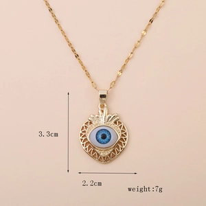 Λεπτομέρεια μενταγιόν καρδιά Evil Eye 18K χρυσού, ύψος 3,3cm και πλάτος 2,2cm