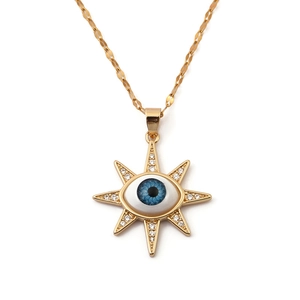 Λεπτομέρεια από χρυσό μενταγιόν αστέρι 18K με μπλε μάτι και λαμπερά ζιργκόν στο κόσμημα