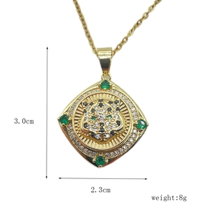 Dettaglio del ciondolo a tigre rotante in oro 18K con zirconi e pietre verdi