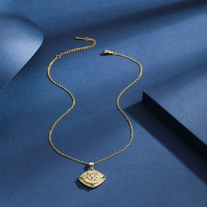 Dettaglio del ciondolo rotante a testa di tigre placcato oro 18K con micro zirconi