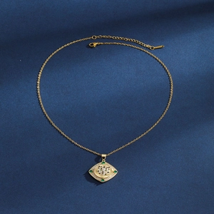 Collana con ciondolo a testa di tigre rotante in oro 18K e zirconi verdi su sfondo blu