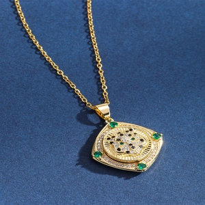 Collana rotante con testa di tigre in oro 18K con occhi in zircone verde e pavé