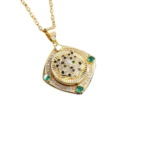 Collana rotante testa di tigre in oro 18K con zirconi micro-pave e accenti di smeraldo verde