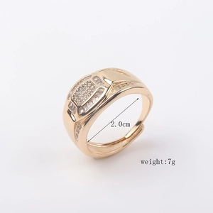 Detalle del anillo chapado en oro estilo correa con diámetro de 2,0 cm y peso de 7 g