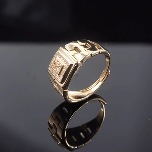 Primer plano de anillo cuadrado chapado en oro con micro pavé y detalles geométricos