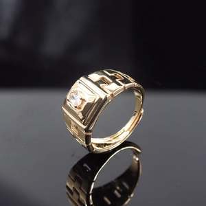 Anillo de hombre chapado en oro estilo correa con circón y patrón de greca tallado