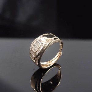 Detalle macro de anillo estilo correa de reloj dorado con circonitas incrustadas
