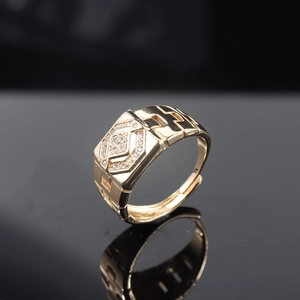 Anillo ajustable de hombre chapado en oro estilo reloj con escudo de circonitas pavé