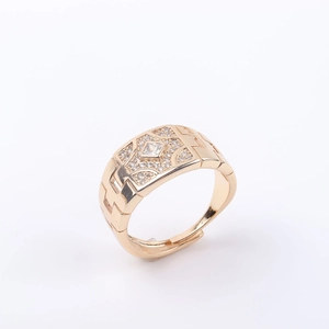 Detalle de anillo de banda dorada con gema cuadrada y circonitas brillantes pavimentadas