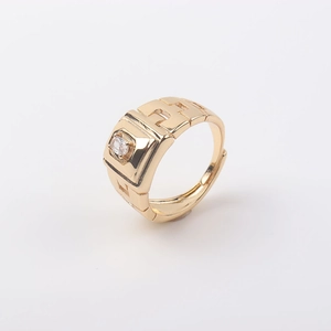 Detalle de anillo chapado en oro con cara cuadrada y circón brillante ajustable