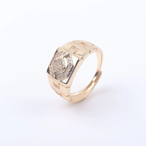 Detalle de anillo dorado estilo correa de reloj con patrón de laberinto de cristal