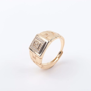 Detalle de anillo dorado para hombre con estrella de circón cuadrada y calados en H