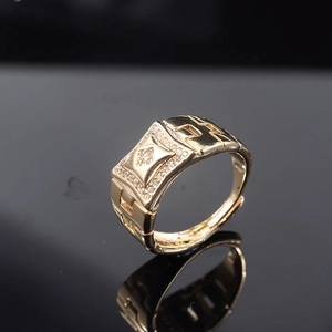 Dettaglio dell'anello placcato oro con rettangolo geometrico e zirconi micro-incastonati