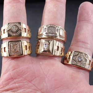 Set de cinco anillos anchos bañados en oro para hombre con circonitas estilo H